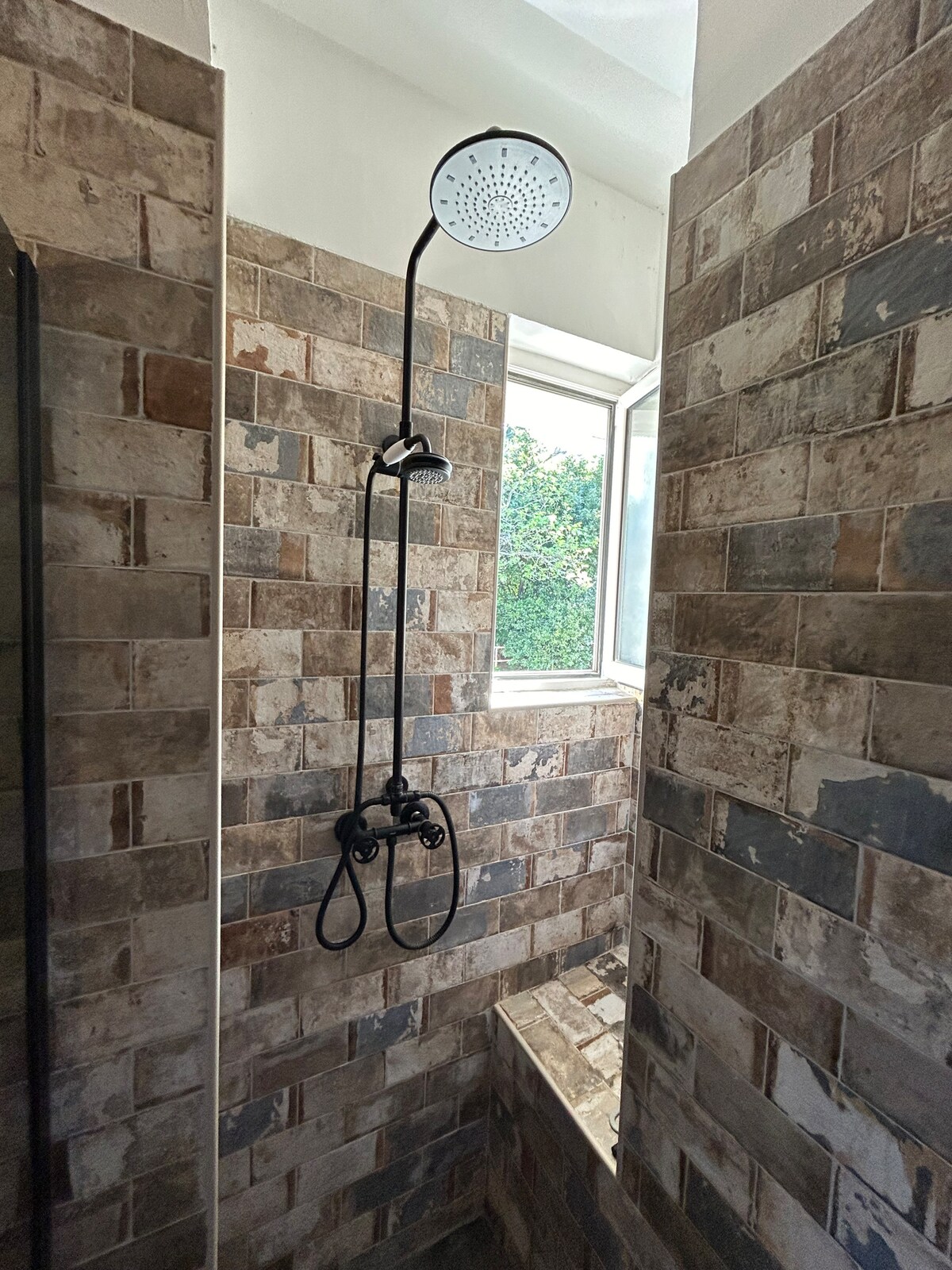Full bathroom 2