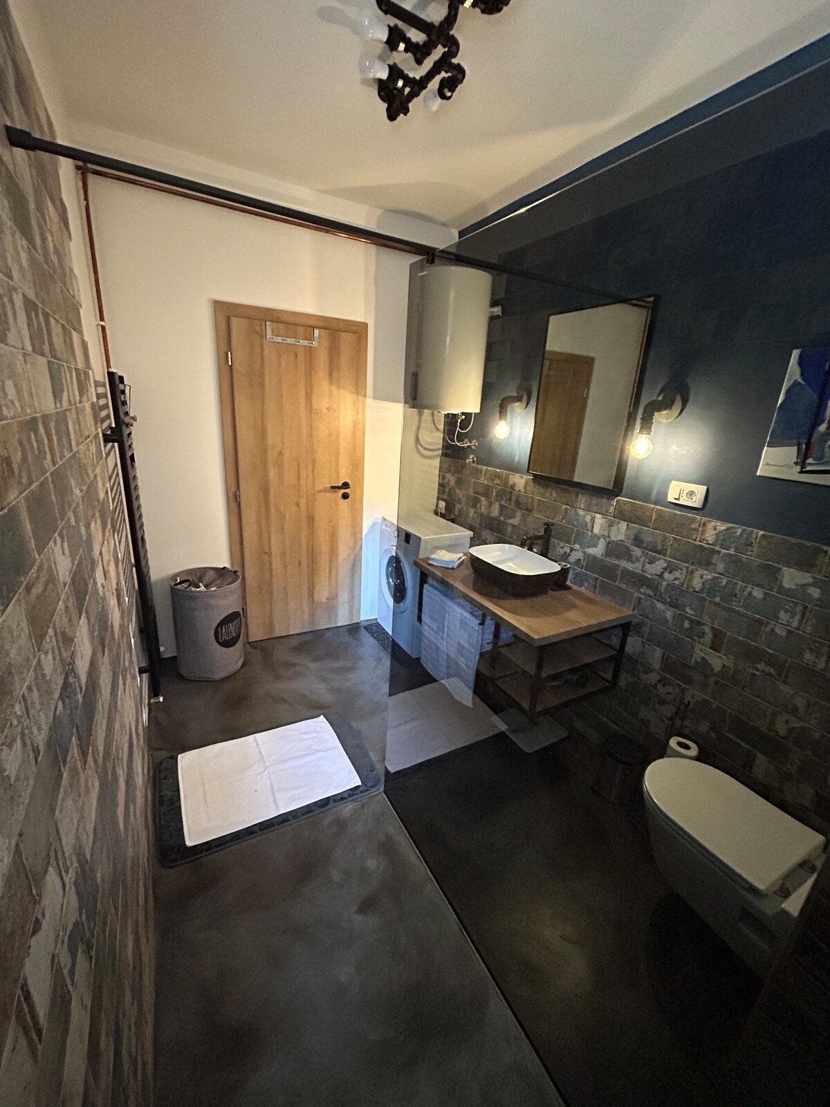 Full bathroom 4